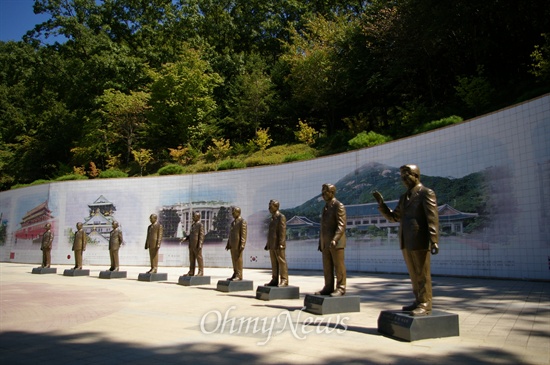 청남대 대통령광장에 있는 역대 대통령들의 동상