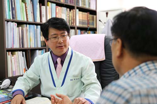 김동석 한국통합의학포럼 공동대표가 자신의 병원을 찾은 환우와 상담을 하며 '면역력'의 중요성에 대해 얘기하고 있다.