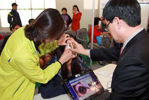 눈을 통해 몸속 장기의 상태를 알아보는 홍채 검진. 지난해 대한민국통합의학박람회에서 가장 인기를 끌었던 프로그램 가운데 하나다.