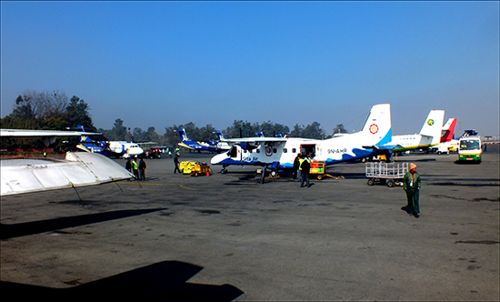 네팔 수도 카트만두 국내 비행장.