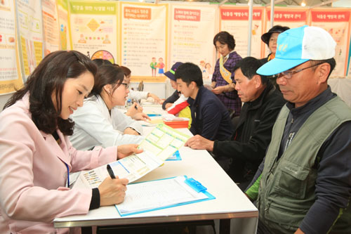 통합의학박람회에서 건강상담은 가장 기본적인 프로그램이다. 지난해 대한민국통합의학박람회 때 모습이다.