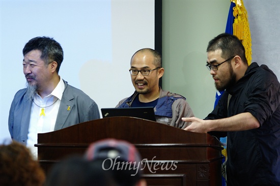 한홍구 교수(왼쪽 첫 번째)의 특강. 오른쪽 두 사람은 오마이뉴스 편집부 김지현(오른쪽 첫 번째), 박상규(오른쪽 두 번째) 기자.
