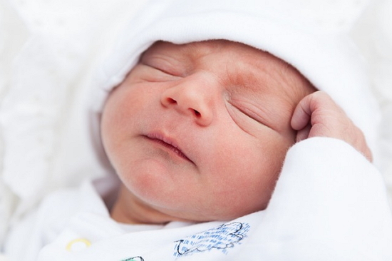 잠든 아기가 경기하듯 사지를 움직이는 것도 뇌보다 몸이 먼저 반응한 결과다. 