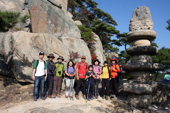 경주 남산 용장사터 삼륜대좌불을 옆에 두고 답사자들이 사진을 찍었다.