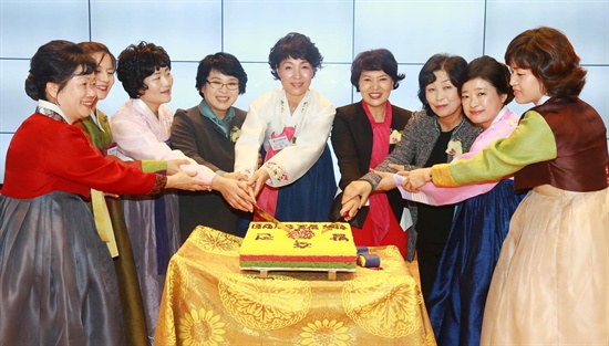  경남도는 전통발효음식의 보급과 저염·저당의 식문화 개선을 위한 (사)한국발효음식협회 창단식이 20일 창원문성대학 컨벤션홀에서 개최됐다.