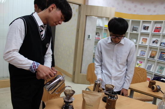 정영도 군(왼쪽)과 김창수 군이 커피를 내리는 모습이 카페의 바리스타 같은 포스가 느껴진다. 꽉 다문 입술에서 이 수업에 임하는 학생들의 태도가 느껴진다. 