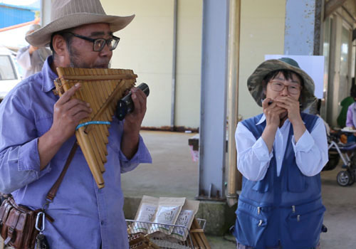 산적 두령이 연주하는 팬플루트. 옆에서는 그의 부인이 하모니카를 연주하고 있다. 장흥 마실장에서 만난 풍경이다.