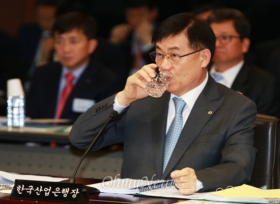 홍기택 한국산업은행장이 21일 오전 여의도 한국산업은행에서 열린 국회 정무위 국정감사에서 물을 마시고 있다.