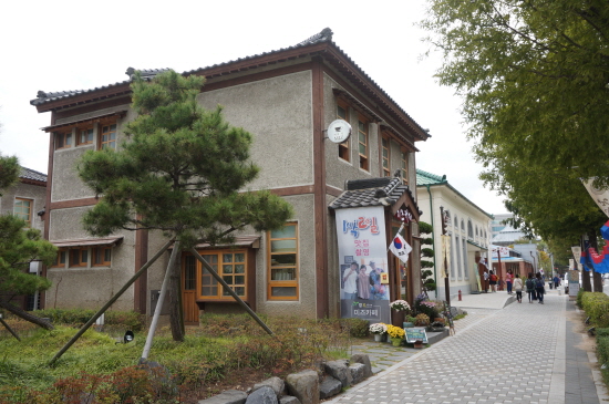 일본인이 운영하면서 식료품과 잡화를 수입해 판매하던 회사였던 구미즈상사건물인데 현재는 북카페로 활용되고 있다.  