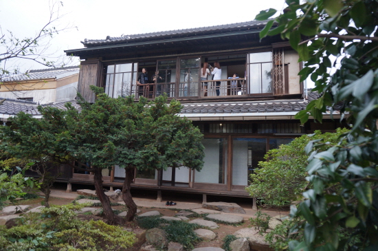 일제강점기에 군산에서 포목점과 소규모 농장을 운영했던 일본인 히로쓰가 건축한 일본식가옥으로, ‘ㄱ’자 모양으로 붙은 건물이 두 채 있고 돌, 물, 나무로 구성된 일본식 정원이 있는 2층 가옥이다.