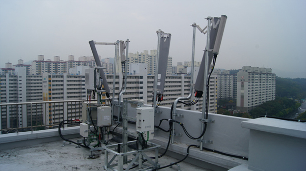 아파트 옥상에 설치된 대형 이동통신 전파 중계기