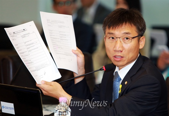 이상규 통합진보당 의원이 21일 오후 여의도 한국산업은행에서 열린 국회 정무위 국정감사에서 세월호 담보로 한 청해진해운 80억원 부실대출 문제를 제기하고 있다.