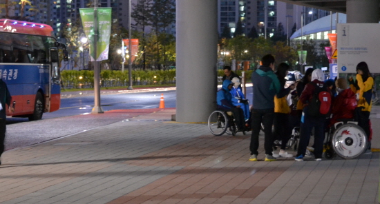  일반 수송 버스는 대기하고 있었지만 휠체어 양궁 선수들은 탑승할 수 없었다.