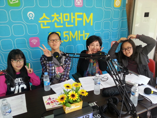 지난 18일 순천 남산중학교 도서부 학생들이 진행하는 <책읽는 라디오>코너에 출연했다. 왼쪽부터 임은아, 류지혜, 최현