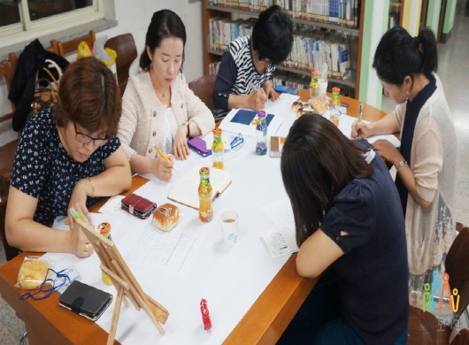 오랜만에 펜을 잡은 어머님들이 청년들의 인생 이야기를 들은 후 
느꼈던 생각과 감상을 적고 있다. 