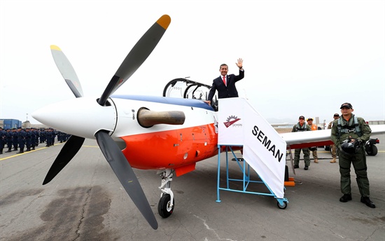 한국항공우주산업에서 생산한 항공기 ‘KT-1P'의 초도납품과 전력화 행사가 22일 새벽 1시30분(한국시간) 페루 라스팔마스 기지에서 열렸다. 사진은 오얀타 우말라(Ollanta Humala) 페루 대통령이 항공기에 탑승하는 모습.