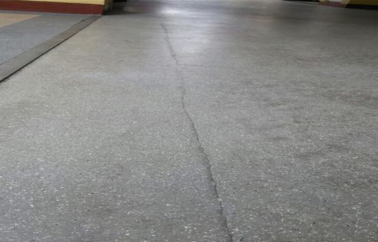 울산지역 한 고등학교 시멘트 복도 바닥이 갈라져 있다