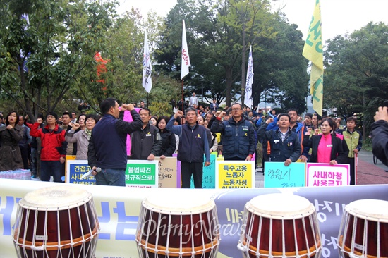  민주노총 경남본부는 22일 오후 창원시청  옆 공터에서 "고용안정 쟁취, 비정규직 철폐, 경남노동자대회"를 열었다.