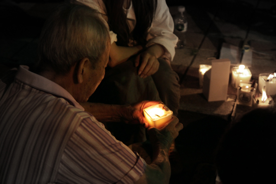 마을행사가 있었던 날, 원경남 할아버지께서 틈만나면 작가팀이 준비한 촛불을 들고 있다.