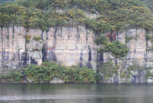 화순적벽의 깎아지른 듯한 절벽. 가을색으로 물들고 있는 절벽이 신비롭게 다가선다.