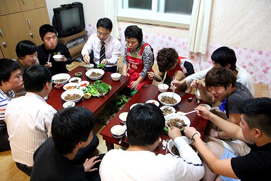 천종호 부산가정법원 부장판사(TV 앞 넥타이)가 지난 21일 부산라파청소년회센터를 방문해 보호소년들과 함께 저녁식사를 하고 있다.