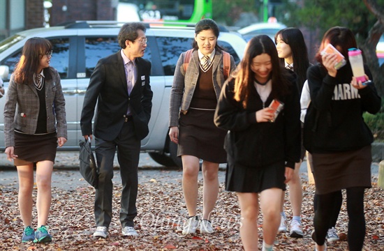 고등학생 체험에 나선 조희연 서울시교육감이 23일 오전 서울 양천구 금옥여고를 찾아 학생들과 함께 등교하고 있다.