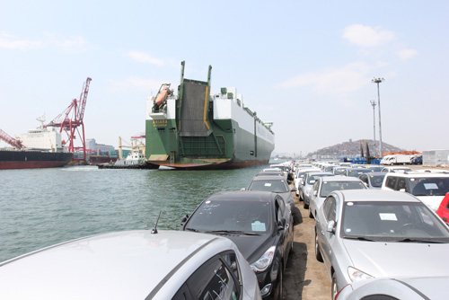 수출 중고 자동차를 선적하기 위한 대형 RORO선박이 인천 내항 3부두로 들어오고 있다.