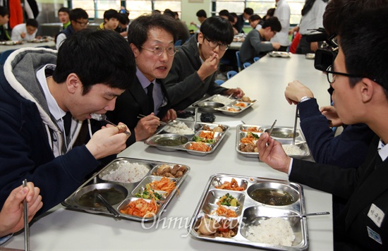 고등학생 체험에 나선 조희연 서울시교육감이 2014년 10월 23일 오후 서울 영등포구 영신고등학교를 찾아 학생들과 함께 점심을 먹고 있다.