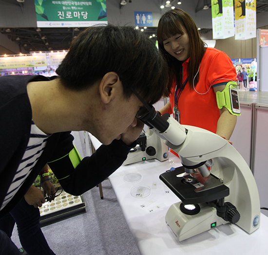 한 청소년이 국립김제농생명체험센터에서 준비한 현미경으로 생명체험을 하고 있다.