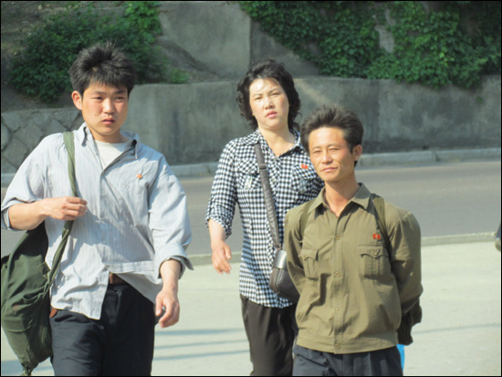 거리를 오가는 북한 주민들.