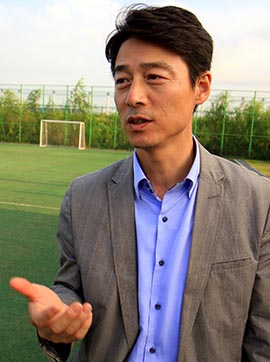지난 9월, 보호선수를 돕기 위해 서울 강서구에 위치한 개화축구장을 찾은 송호창 새정치민주연합 의원.