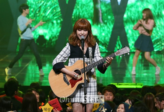 주니엘, 사랑스럽게 '연애하나 봐' 가수 주니엘이 23일 오후 서울 상암동 CJ E&M센터에서 열린 Mnet <엠카운트다운>에서 '연애하나봐'를 열창하고 있다. 