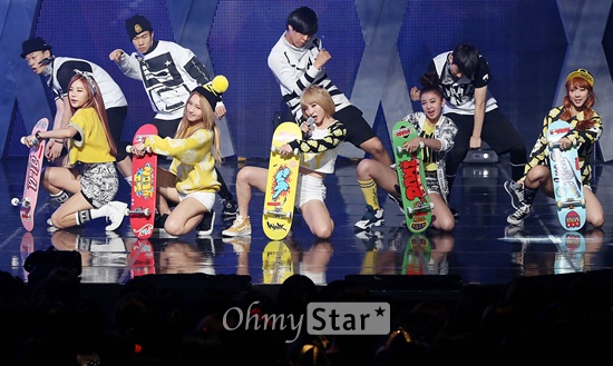 밍스, 스케이트보드 댄스로 깜찍발랄하게 걸그룹 밍스가 23일 오후 서울 상암동 CJ E&M센터에서 열린 Mnet <엠카운트다운>에서 '우리 집에 왜 왔니'를 열창하며 화려한 무대를 선보이고 있다. 