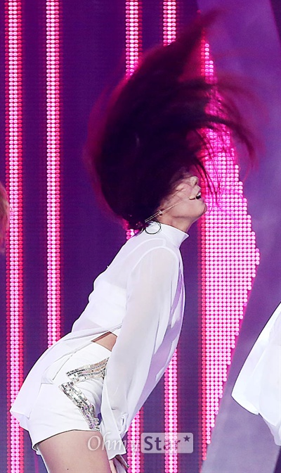 퍼펄즈, 긴머리 휘날리며 걸그룹 퍼펄즈가 23일 오후 서울 상암동 CJ E&M센터에서 열린 Mnet <엠카운트다운>에서 '1,2,3'을 열창하며 섹시한 무대를 선보이고 있다.