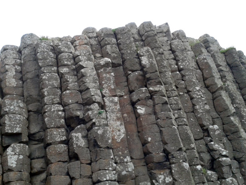 급격한 화산활동으로 생성된 우뚝 솟은 현무암 기둥들