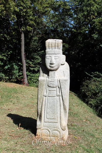 무의공 이순신 장군 묘소 앞 문인석