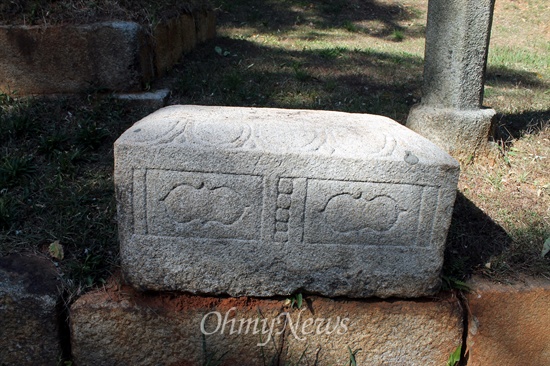 무의공 이순신 장군 묘소 앞에 있는 문방석
