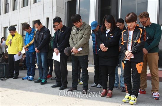 묵념하는 세월호 유가족 세월호 특별법 제정을 위한 새누리당과 새정치민주연합의 협상이 진행되고 있는 가운데 지난 24일 오후 서울 여의도 국회 본청 앞에서 세월호 참사 희생자·실종자·생존자 가족대책위원회가 기자회견에 앞서 묵념을 하고 있다.