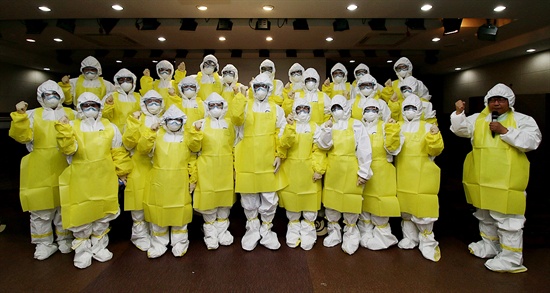 10월 24일 서울 중구 국립중앙의료원에서 경력 간호사와 의사를 대상으로 에볼라 대응 방호복 착용 훈련을 실시하고 있다.