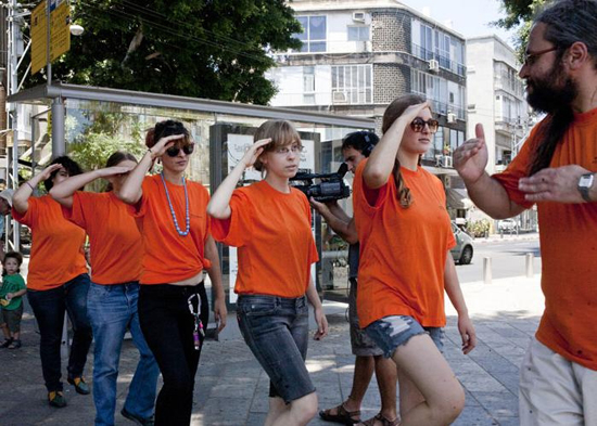 이스라엘의 활동가들이 텔아비브 거리에서 청소년의 군사화에 반대하는 캠페인을 펼치고 있다.
