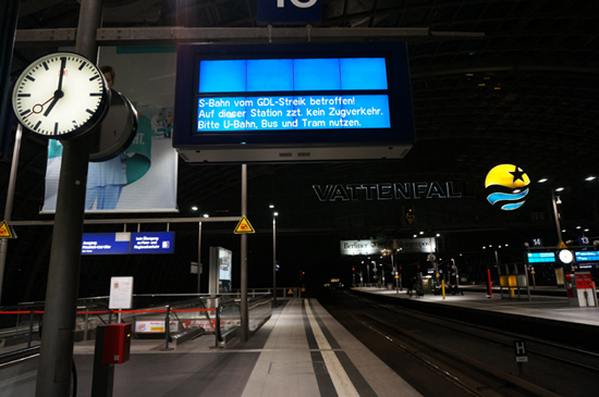 평소 사람들로 북적이는 시간임에도 독일철도기관사노조(GDL)의 운행중단으로 베를린 중앙역 선로가 텅텅 비어있다. 

