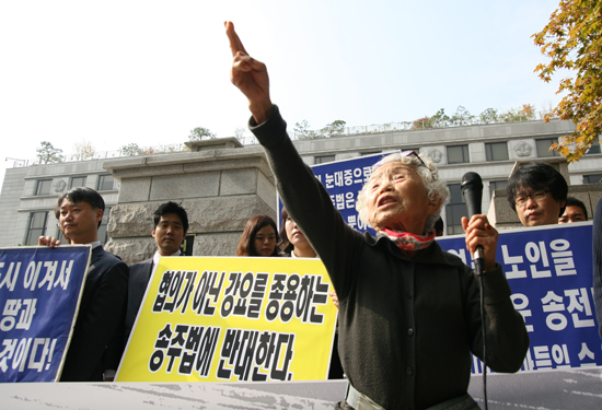 24일 서울 종로구 재동 헌법재판소 앞에서 밀양할매 이금자 어르신이 약 10년간 송전탑 건설에 맞서 싸워온 이야기를 하고 있다.