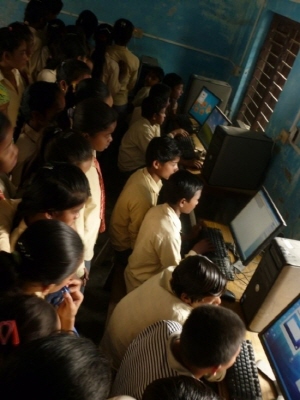 컴퓨터 자판을 한번만이라도 만져보는 것이 소원이라는 네팔 칸첸중가 인근 오지마을 버드러칼리 학생들이 2010년 한국자비공덕회에 기증한 10대의 컴퓨터 교실에서 차례를 기다리고 있다. 