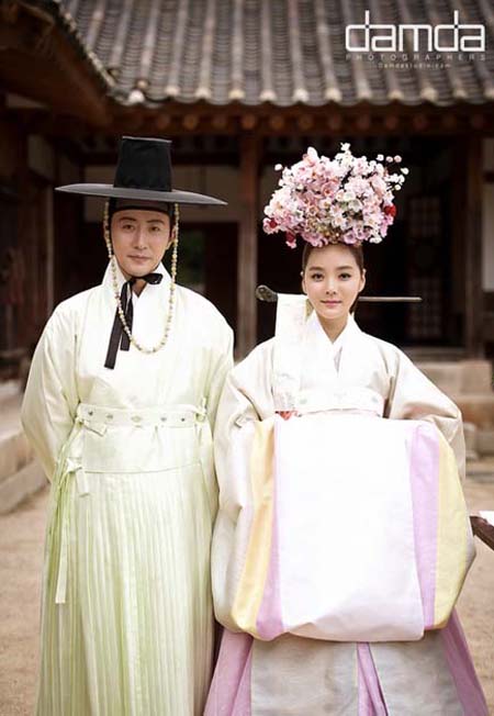  배우 채림과 가오쯔치가 23일 서울 성북구 삼청각에서 한국 전통혼례 방식으로 결혼식을 올렸다.