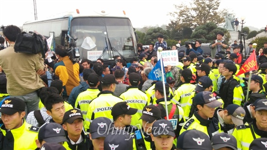 25일 오후 경찰이 임진각에서 대북전단을 띄우려는 보수단체와 이를 막으려는 파주 주민들 사이를 막아서고 있다.