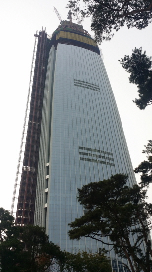 신축중인 높이 555m, 123층의 롯데월드타워 