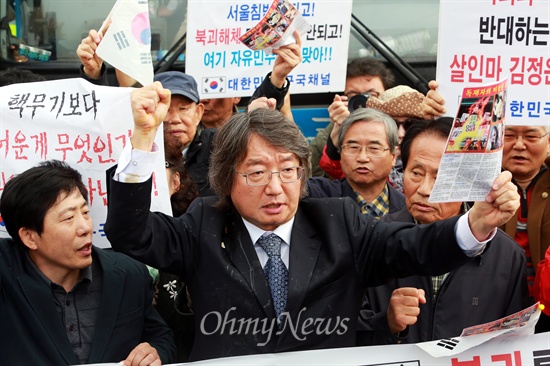 25일 오후 경기도 파주시 임진각에서 대북전단날리기국민연합 등 보수단체 회원들이 대북삐라 살포를 하기전 기자회견을 하고 있다. 최우원 부산대 교수가 기자들에게 입장을 밝히고 있다.