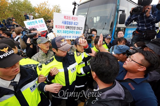 25일 오후 경기도 파주시 임진각에서 대북삐라를 날리기위해 도착한 대북전단날리기국민연합 등 보수단체 회원들과 반대하는 주민 및 시민단체 회원들이 말싸움을 벌이고 있다.