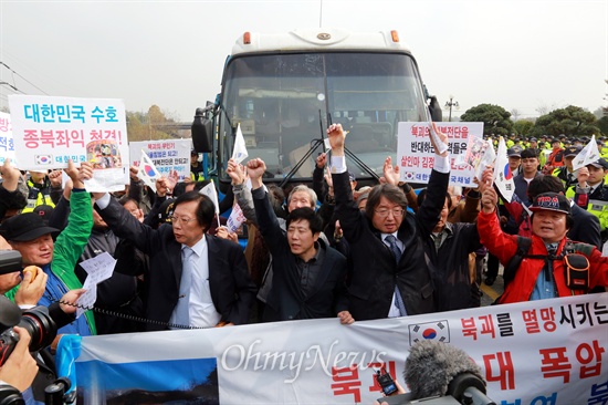 25일 오후 경기도 파주시 임진각에서 대북전단날리기국민연합 등 보수단체 회원들이 대북삐라 살포를 하기전 기자회견을 하고 있다.