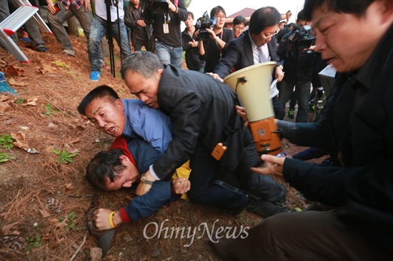 대북전단보내기국민연합 등 보수단체 회원들이 25일 오후 파주시 임진각에서 대북삐라를 살포하려다 주민 및 시민단체 회원들의 저지를 받게 되자, 오두산 통일전망대 아래쪽 주차장 부근으로 자리를 옮겨 살포를 시도했다. 이 과정에서 보수단체 회원들을 추격해 온 주민과 시민단체 회원들이 대북삐라를 뺏으며 격렬한 몸싸움이 벌어졌다.